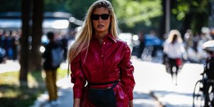 Γυναίκα με ολόσωμη φόρμα και γυαλιά ηλίου