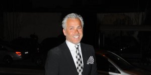 O Χάρης Χριστόπουλος με κοστούμι