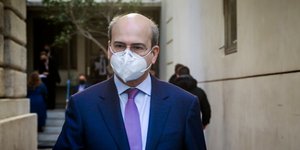 Ο Κωστής Χατζηδάκης με μάσκα