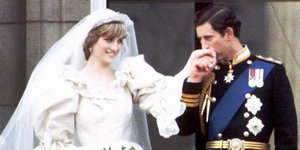 Ο πρίγκιπας Κάρολος και η πριγκίπισσα Νταϊάνα την ημέρα του γάμου τους