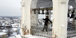 γυναικα χιονια καμπαναριο