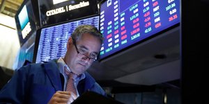 Χρηματιστής στη Νέα Υόρκη κοιτάζει στο τάμπλετ