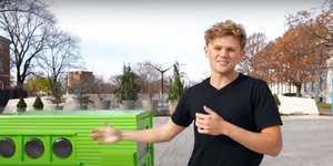 Αμερικανός Youtuber δίπλα σε πράσινο σπίτι 