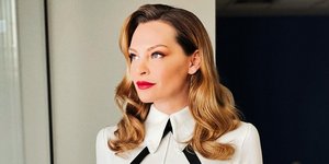 Η Υβόννη Μπόσνιακ με λευκό σύνολο