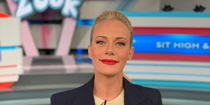 Η Ζέτα Μακρυπούλια με σακάκι Zara