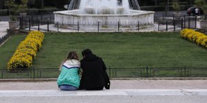 Ενα ζευγάρι μπροστά σε συντριβάνι