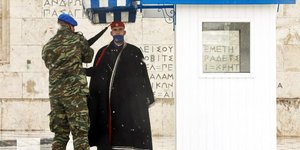 Κρύο εύζωνες με κάπες στον Αγνωστο Στρατιώτη