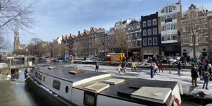 Συνωστισμός για πατινάζ σε παγωμένο κανάλι του Άμστερνταμ στην Ολλανδία