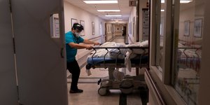 Μεταφορά ασθενούς με Covid-19 σε ΜΕΘ νοσοκομείου της Καλιφόρνια