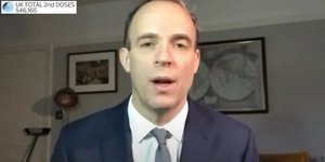 Ο Βρετανός ΥΠ ΕΞ Ντόμινικ Ράαμπ και η σκούπα πίσω του