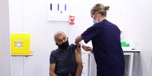 Εμβολιασμός 72χρονου για την Covid-19 στο Λιντς της Αγγλίας