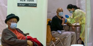 Εμβολιασμός πολιτών στη Νέα Υόρκη για την Covid-19 