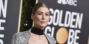 Η Ρόζαμουντ Πάικ με μαύρη μπλούζα και τσόκερ