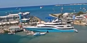 Η στιγμή που το γιοτ Go πέφτει πάνω στην προκυμαία μαρίνας στην Καραϊβική