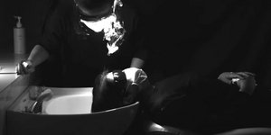 Ο κορωνοϊός μπορεί να μεταδοθεί και με την ομιλία όταν σκύβει ένας φορέας πάνω από πελάτη