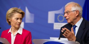 H πρόεδρος της Κομισιόν Ούρσουλα φον ντερ Λάιεν και ο επικεφαλής της ευρωπαϊκής διπλωματίας Ζοζέπ Μπορέλ