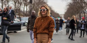 γυναίκα με πουλόβερ στην εβδομάδα μόδας