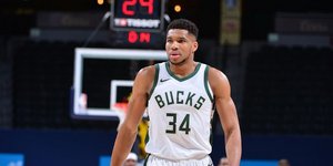 Γιάννης Αντετοκούνμπο: Αγκαλιά με τον γιο του στο παρκέ