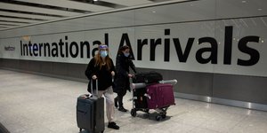 Ταξιδιώτες καταφθάνουν στο αεροδρόμιο Χίθροου στη Βρετανία