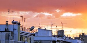 Κτηματολόγιο φωτογραφία από ηλιοβασίλεμα σε πολυκατοικία