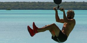Ο Αλέξης Παππάς σε αγώνισμα ασυλίας κρατιέται από σχοινί