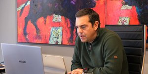 Ο Αλέξης Τσίπρας μπροστά από το λάπτοπ