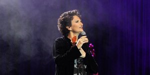 H Αλκηστις Πρωτοψάλτη τραγουδάει στην σκηνή