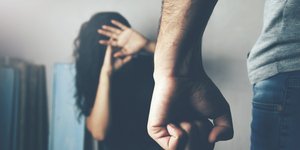 άνδρας απειλεί να ασκήσει σωματική βία σε γυναίκα
