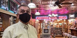 Άνδρας με μάσκα σε φαρμακείο της Βιρτζίνια στις ΗΠΑ