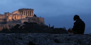 Πολίτης με φόντο την Ακρόπολη