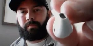 ο άνδρας κρατά το airpod που κατάπιε