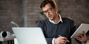 Ανδρας μπροστά σε λάπτοπ