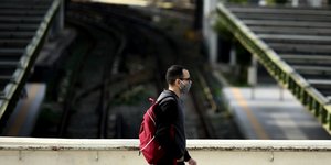 Ανδρας περπατά στις γραμμές τρένου