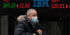 Ανδρας περπατάει με μάσκα