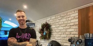 Ενας 27χρονος μετέτρεψε ένα παλιό σχολικό λεωφορείο σε πολυτελές σπίτι