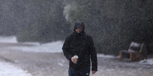 Ανδρας περπατά στο χιόνι