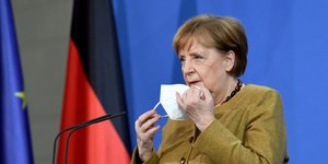 Η καγκελάριος της Γερμανίας Άνγκελα Μέρκελ φορά τη μάσκα της