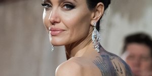 Αντζελίνα Τζολί τατουάζ πλάτη