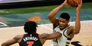 Ο Αντετοκούνμπο μαρκάρεται από παίκτη των Ράπτορς