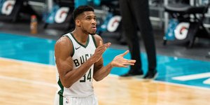 Ο Γιάννης Αντετοκούνμπο χειροκροτεί 