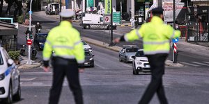 Αστυνομικοί κάνουν έλεγχο σε ΙΧ κατά τη διάρκεια της απαγόρευσης κυκλοφορίας