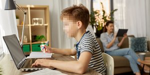 Δύο στα τρία παιδιά στην Ευρώπη έχουν υποστεί «σεξουαλική βλάβη» στο διαδίκτυο