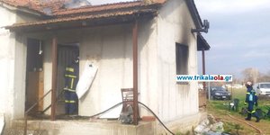 Πυροσβέστες σε αποθήκη μετά από φωτιά
