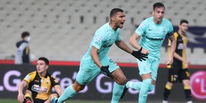 Πανηγυρίζει το γκολ του Αρης