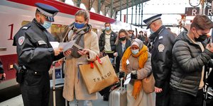 Αστυνομικοί κάνουν έλεγχο σε πολίτες στη Γαλλία