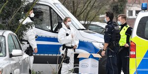 Αστυνομικοί συζητούν με γιατρούς σε δρόμο της Γερμανίας