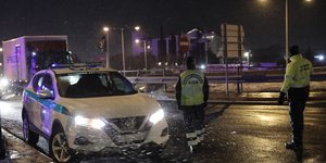Αστυνομικοί σε κεντρικό δρόμο ελέγχουν την κυκλοφορία