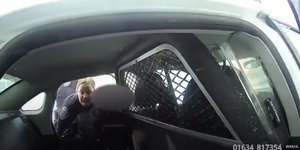 Αστυνομικός βάζει στο περιπολικό 9χρονη