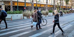 Κόσμος στην οδό Πανεπιστημίου
