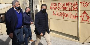 Ο υφ. Αθυλητισμού Λευτέρης Αυγενάκης έξω από το γραφείο του στο Ηράκλειο μετά την επίθεση